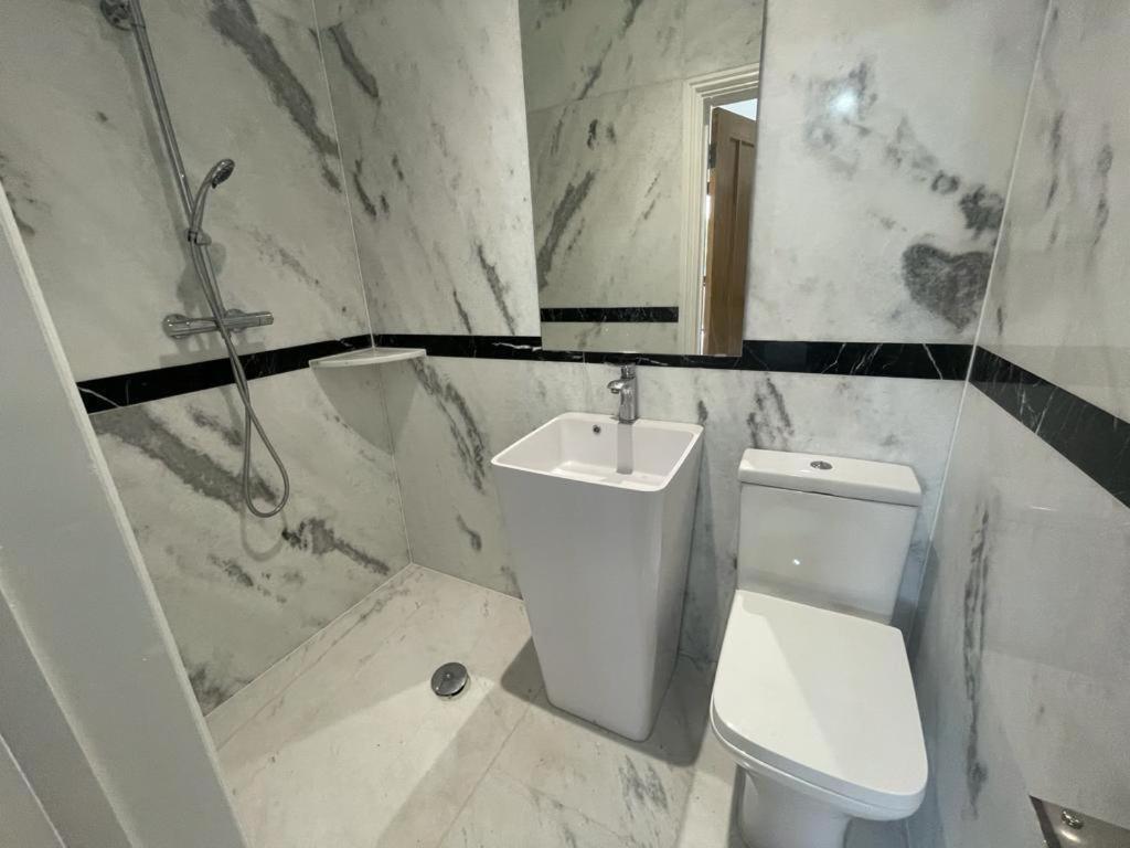 371 Guest House Ig1 4Uq Илфорд Экстерьер фото